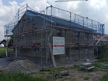 Neubau von außen mit Gerüst
