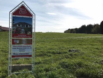 Baugrundstück mit Schild