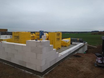 Mauer wird gebaut mit Mauersteinen