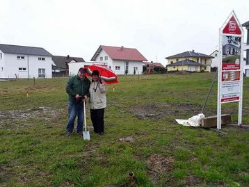 Zwei Menschen beim Spatenstich