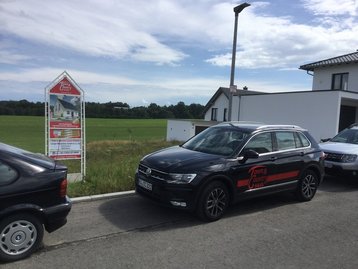 Baugrundstück mit Autos