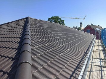 schwarz gedecktes Dach