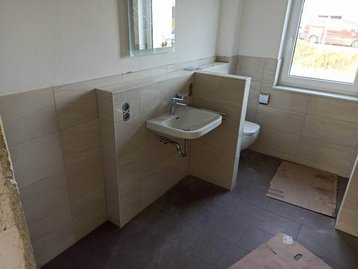 Toilette und Waschbecken eines Hauses