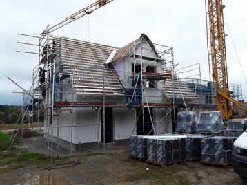 Kran arbeitet an Dachstuhl