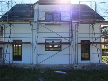Neubau mit Gerüst