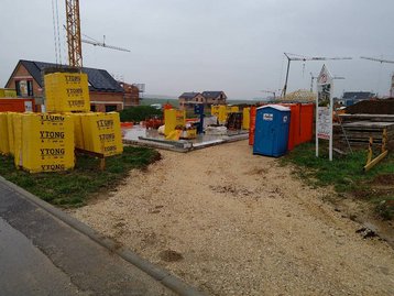 Baumaterialien auf einem Baugrundstück