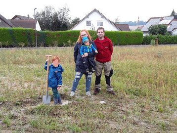 Familie bei Spatenstich