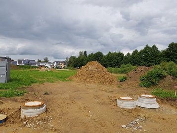 Baugrundstück mit Erdhaufen