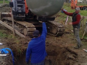 zwei Menschen heben Gastank