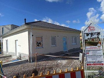 Arbeiten am Putz eines Hauses