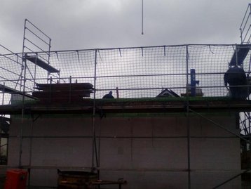 unfertiges Haus mit Baugerüst