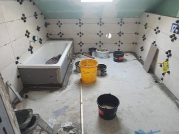 Unfertiges Bad mit Badewanne