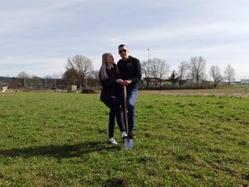 zwei Menschen beim Spatenstich