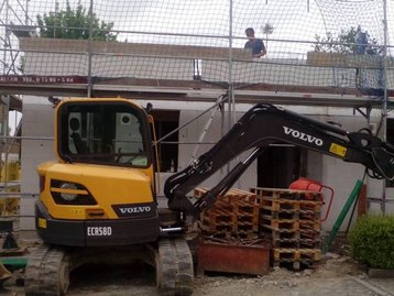 Bagger vor einer Hausbaustelle