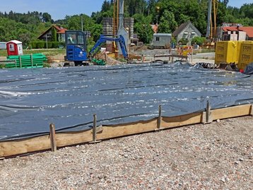 Baustelle mit Bodenplatte eines Hauses