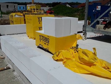 Baumaterialien auf einer Bodenplatte