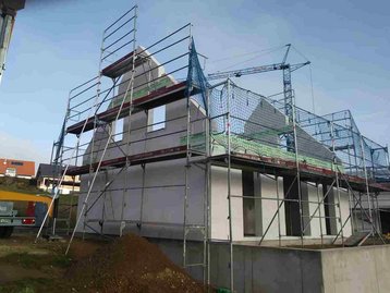 Bauarbeiten an Haus Obergeschoss mit Gerüst