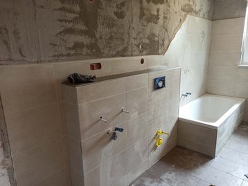 Bad mit frisch gelegten Fliesen