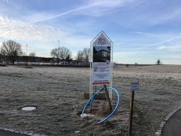 Baugrundstück mit Bauschild