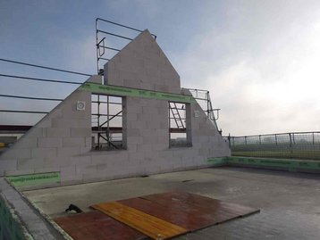 Dachgeschoss wird gebaut mit Sonne im Hintergrund