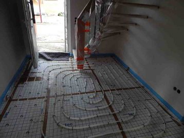 Fußbodenheizung Leitungen Auf dem Boden