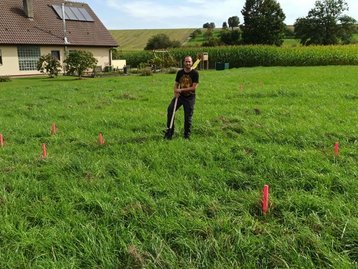 Mann beim SPatenstich