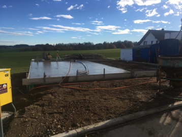 Bodenplatte auf Grundstück mit blauem Himmel