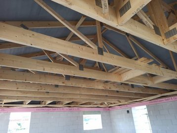 Hölzerner Dachstuhl eines Neubaus