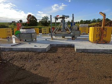 Bodenplatte mit Baumaterialien