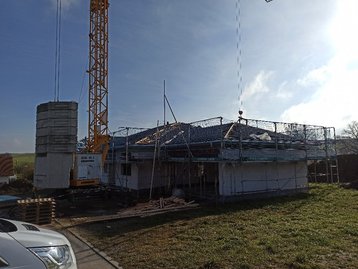 Arbeiten am Dach eines neuen Bungalow 128