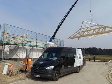 Dachstuhl am Kran und Auto