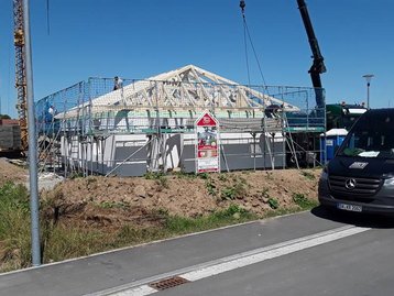 Dachstuhl mit Kran auf Haus gesetzt