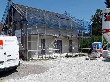 Haus mit Gerüst wird verputzt