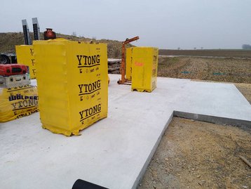 Baumaterialien auf Bodenplatte