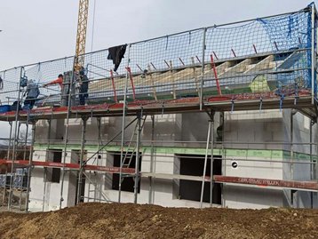 Arbeiten am Dach eines Neubaus