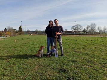 Familie mit Hund beim Spatenstich