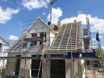 Arbeiten am Dach eines Neubaus