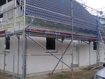 Neubau mit eingebauten Fenstern