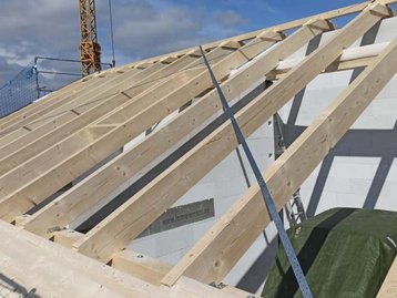 Arbeiten am Dachstuhl eines Neubaus