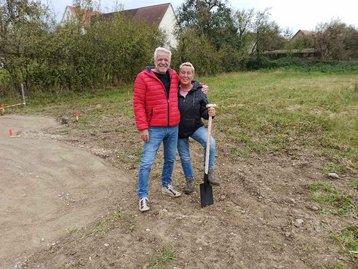 Zwei Menschen beim Spatenstich