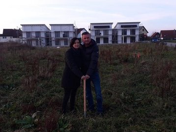 Zwei Menschen beim Spatenstich