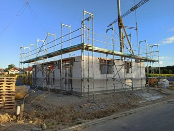 Erdgeschoss eines Rohbaus von außen