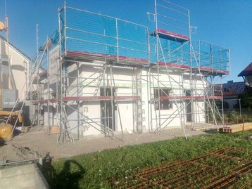 Rohbau eines Erdgeschosses mit Gerüst