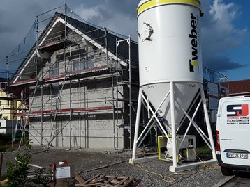 Neubau mit Silo davor