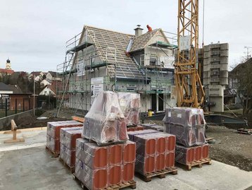 Dachziegl vor Haus mit Kran