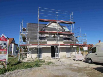 Neubau mit Baugerüst