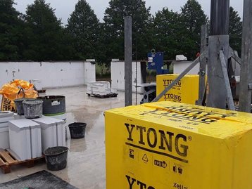 Baumaterialien bei einem Rohbau