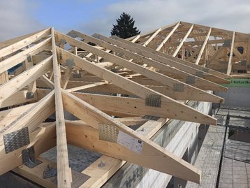 Arbeiten am Dachstuhl eines Bungalow 128