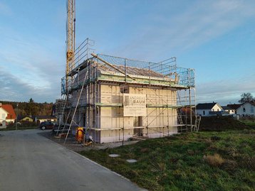 Haus mit unfertigem Dachstuhl