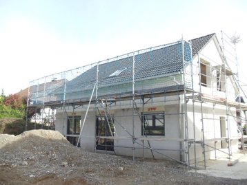 Neubau mit Gerüst